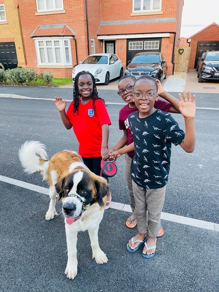 Climate ambassadors Yimi, Mbetmi and Waimi (age 9) with their dog