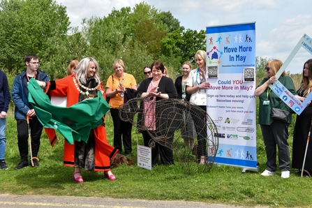 Mayor of Retford unveiling the beaver sculpture